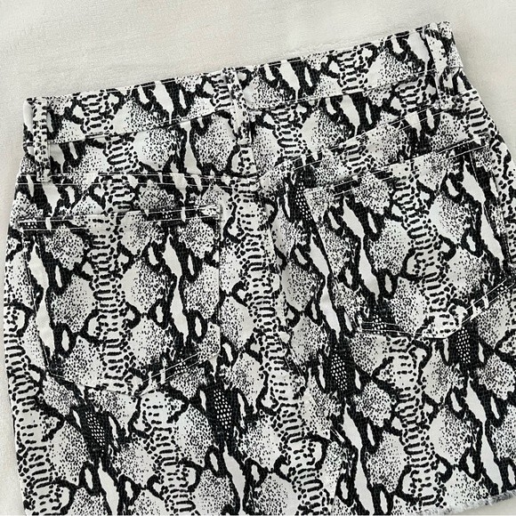 FRAME Le Mini Python Print Denim Mini Skirt Grey/Black/White, Size 26 NWOT - Picture 6 of 15